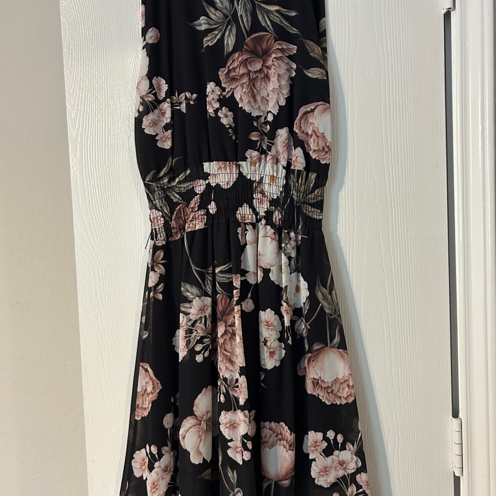 Chic Floral Dress in Black and Pink